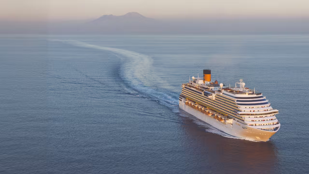 Crucero Costa Favolosa navegando en el amanecer